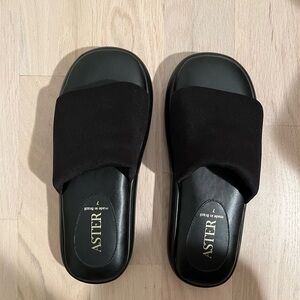 ASTR the label black sandals never worn